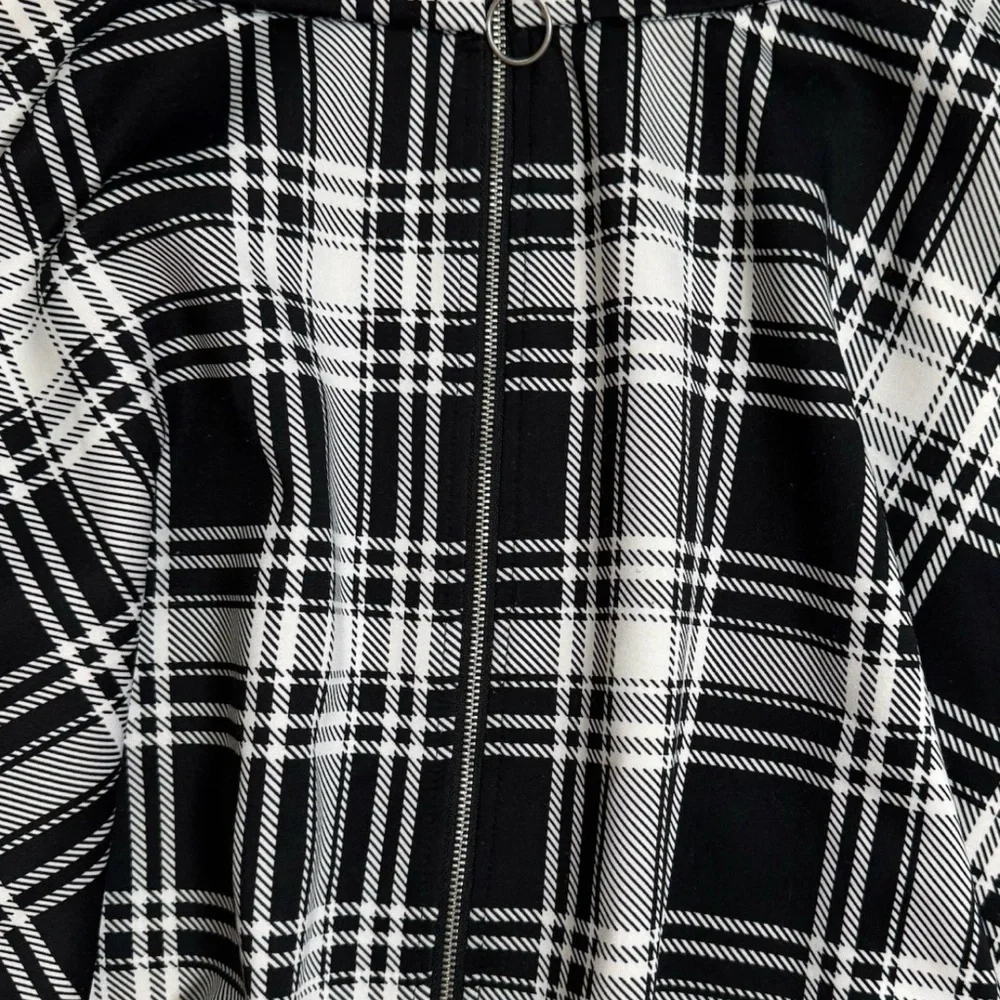 Hot Topic Plaid Mini Skirt White Black O-Ring Front Zip Size Small Skater Punk